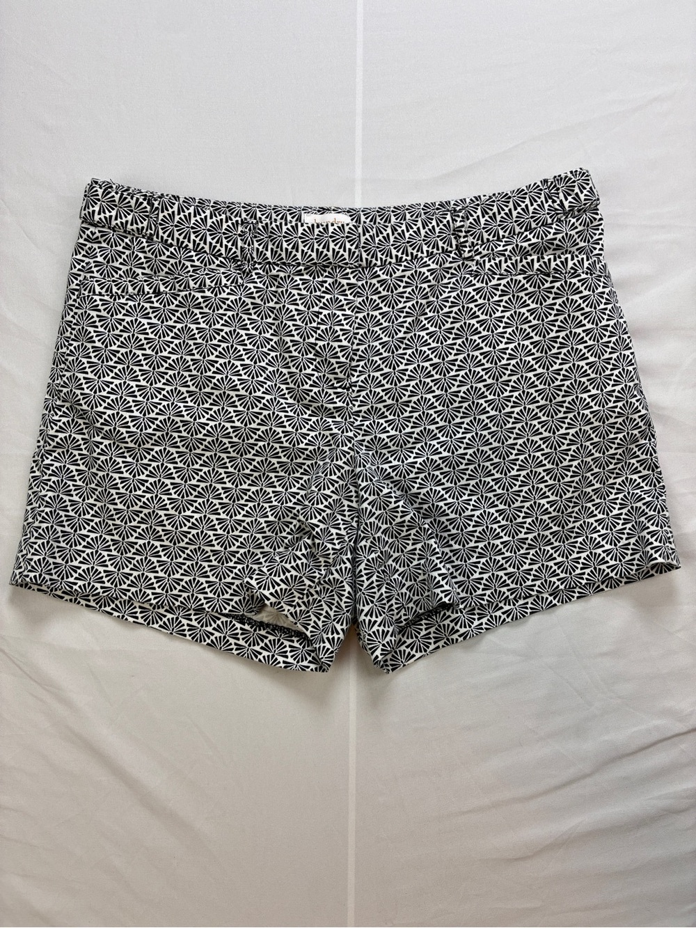 Laundry by Shelli Segal Black & White “Fan” Patterned Shorts